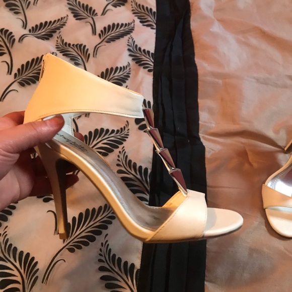 Pretty white heels! - Picture 2 of 3